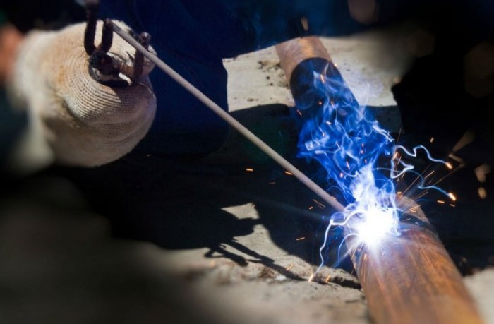 Сварщик ручной дуговой сварки плавящимся электродом в защитном газе 